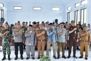 Pj Bupati Kuningan berfoto bersama usai rakor persiapan pengamanan Pilkada Kuningan.